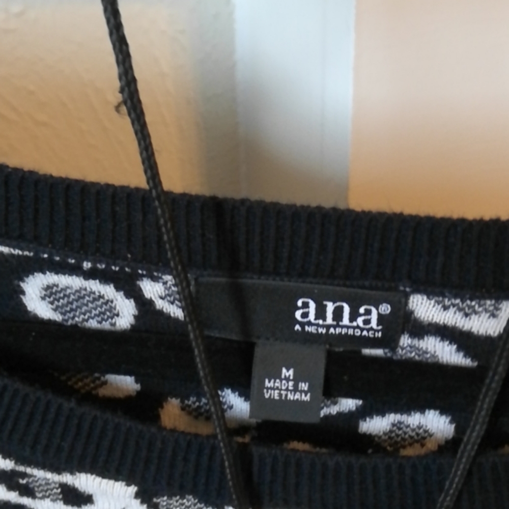 100. a.n.a Ladies animal print Sweater, Sz. M Like new condition. - Picture 4 of 6